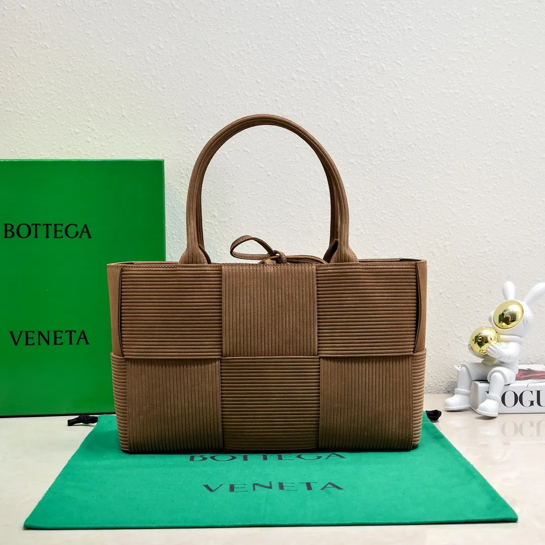 Batch 1960 large Arco tote handbag made of suede with embossed effect similar to corduroy texture, and logo Change it to the side panel😍The oversized woven design really makes it a huge gap from ordinary tote bags🔗🔗The interior is made of sheepskin, which leads the brand gene to continue to evolve with fresh inspiration🧬🧬 Showing the balance between luxury and reality. Made with Intreccio weaving technology, equipped with a detachable internal zipper pocket, size: 36*24*14, model: 9892#